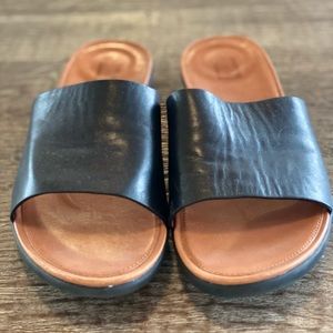 Black Fitflop sandals size 7. Worn once.